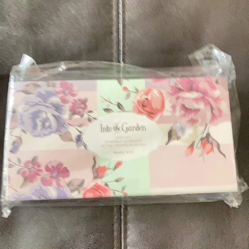 Mary Kay Into the Garden Soap Set - Pink and Purple Floral